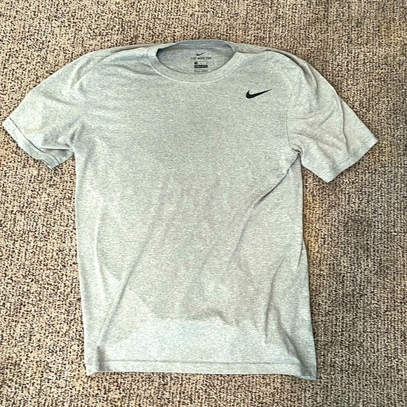 Nike shirt size m got to small so I am selling - Picture 1 of 1
